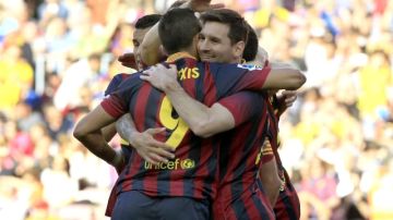 Lionel Messi (der.) celebra con sus compañeros el gol conseguido ante el Betis en el  Camp Nou.