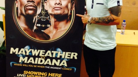 'Chino' Maidana junto a un poster de su pelea con Floyd Mayweather Jr.