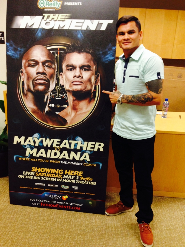 'Chino' Maidana junto a un poster de su pelea con Floyd Mayweather Jr.