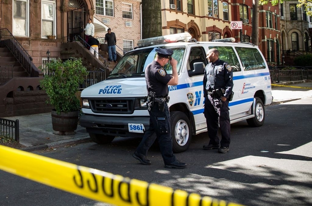 La Policía de Nueva York informó que los heridos son tres hombres de la raza negra.
