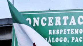 Seguidores del Partido Acción Ciudadana (PAC) se alistan para emitir su voto.