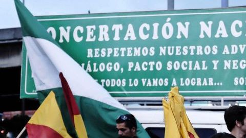 Seguidores del Partido Acción Ciudadana (PAC) se alistan para emitir su voto.