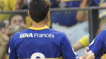 Juan Román Riquelme (centro), quien fue titular en el duelo ante Godoy, fue ovacionado por las tribunas de La Bombonera.