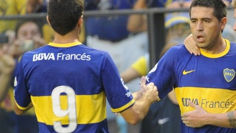 Juan Román Riquelme (centro), quien fue titular en el duelo ante Godoy, fue ovacionado por las tribunas de La Bombonera.