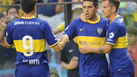 Juan Román Riquelme (centro), quien fue titular en el duelo ante Godoy, fue ovacionado por las tribunas de La Bombonera.