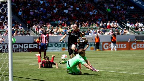 Dan Kennedy no puede evitar que Robbie Keane remate y anote el primer gol del cuadro galáctico en el Clásico de Los Ángeles.