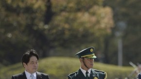 El secretario de Defensa de EEUU, Chuck Hagel (der.) revisa la Guardia de Honor en Tokio en un viaje de tres días por este país.