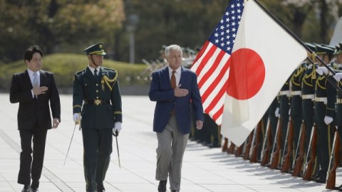 El secretario de Defensa de EEUU, Chuck Hagel (der.) revisa la Guardia de Honor en Tokio en un viaje de tres días por este país.