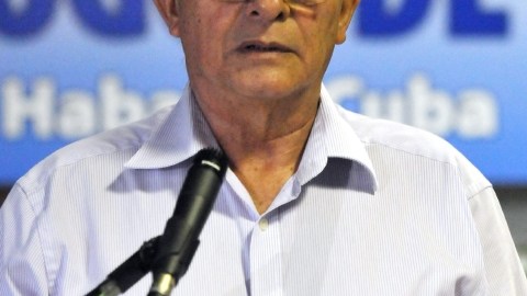 Rodrigo Granda, alias Ricardo Téllez, de las FARC lee un comunicado.