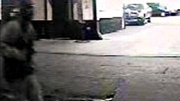Una cámara de vigilancia captó la imagen del sospechoso de atacar a una mujer.