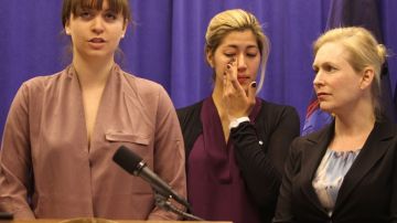 Las universitarias Zoe Ridolfi-Starr y Emma Sulkowicz (centro) se sumaron al grito de auxilio de la senadora Kirsten Gillibrand (derecha).