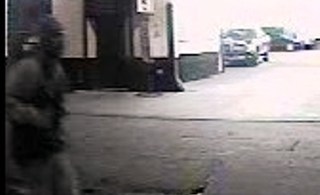 Una cámara de vigilancia captó la imagen del presunto agresor en Brooklyn.