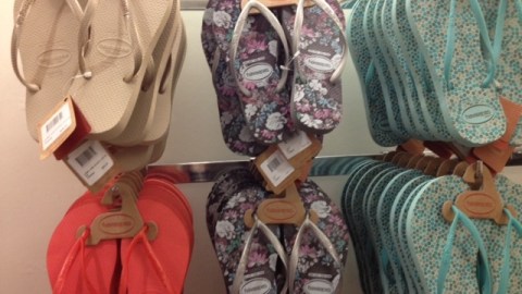 Las chanclas o chancletas no son apropiadas para caminar distancias largas.