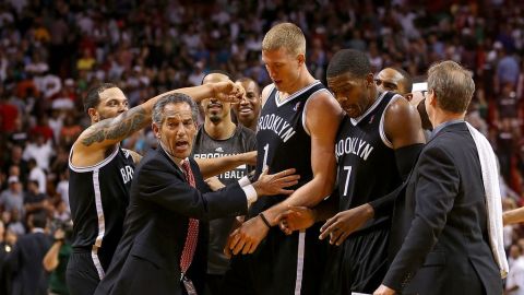 Mason Plumlee es felicitado por sus compañeros de los Nets
tras hacer la jugada defensiva que fue decisiva al final del partido en
Miami.