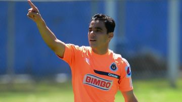 Omar Bravo, delantero de Chivas, levanta la mano para regresar a la actividad