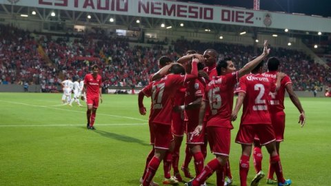 Lo jugadores del Toluca celebran uno de lo goles del triunfo sobre el Alajuelense