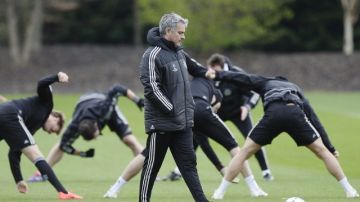 José Mourinho dirige el entrenamiento de Chelsea, de cara al crucial partido de hoy ante París SG en el marco de la Champions.