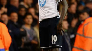 Adebayor saluda al público tras anotar para 'Spurs'.