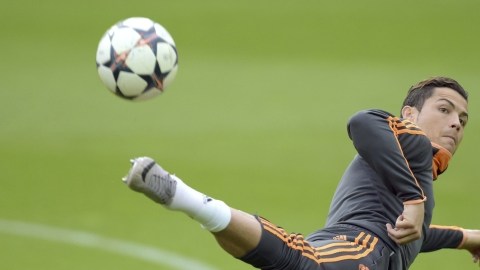 CR7  controla el balón; luego dejaría la práctica.