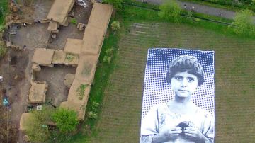 La niña mostrada en la foto perdió a sus padres y dos hermanos en un bombardeo de drones de EE.UU.
