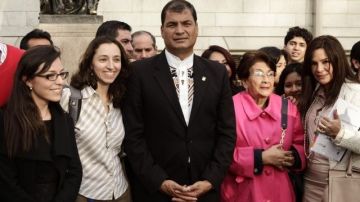 El presidente de Ecuador, Rafael Correa, acompañado de estudiantes ecuatorianos, durante su visita a la Universidad de Harvard, en Cambridge, Massachusetts.