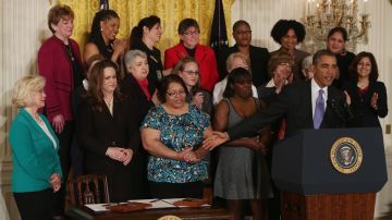Para la firma de los decretos el Presidente estuvo acompañado en la Casa Blanca por mujeres trabajadoras.