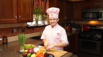 Cada semana, la chef Eliana enseña a cocinar a través de su show de radio Cool Kids Cook, por la cadena Voice America Kids.