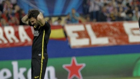 Lionel Messi (derecha) se lamenta tras la eliminación del Barcelona de la Champions League.