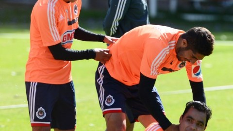 Omar Bravo y Jair Pereira juegan en la práctica de ayer.