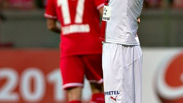 Juan Salgueiro inicia el festejo de su gol sobre el Alajualense, mientras un jugador del equipo tico lamenta la anotación.