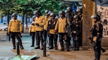 Miembros de la Policía Nacional Bolivariana (PNB) se enfrentan a un grupo de manifestantes opositores al Gobierno de Nicolás Maduro en el sector Chacao.