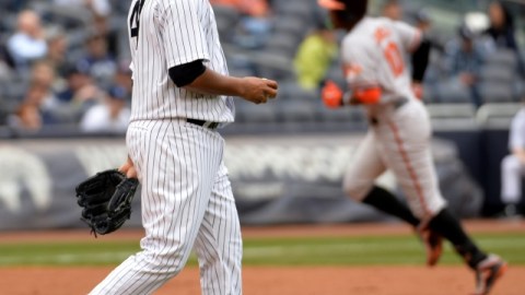 El pitcher dominicano Iván Nova se lamenta tras ceder un cuadrangular a Adam Jones de los Orioles en la primera entrada del juego de ayer en El Bronx.