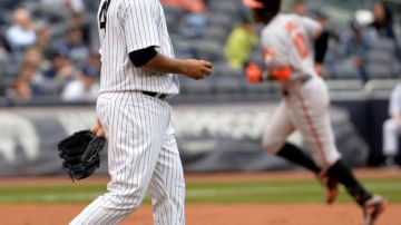 El pitcher dominicano  Iván Nova  se lamenta tras ceder un cuadrangular a Adam Jones  de los Orioles en la primera entrada del juego de ayer en El Bronx.