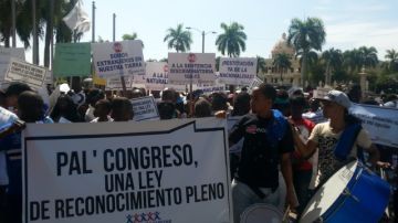 Decenas de descendientes de haitianos se congregaron ayer en la capital para exigir sus derechos.