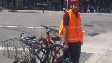 Israel Cano trabaja repartiendo comida en bicicleta para un restaurante y se alegró del plan de aumentar las ciclovías en el Alto Manhattan.