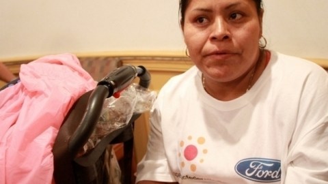 Madres hispanas como María Rojas deciden dejar de trabajar y dedicarse a ser mamás a tiempo completo.