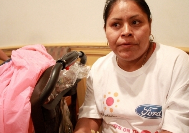 Madres hispanas como María Rojas deciden dejar de trabajar y dedicarse a ser mamás a tiempo completo.