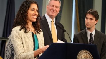 El alcalde Bill de Blasio ha nombrado más latinos que su antecesor. En la foto, con Lisette Camilo, nueva titular de la Oficina de Contratos.