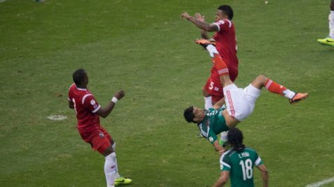 Raúl Alonso Jiménez consiguió una de las chilenas más bellas en la historia de la selección mexicana