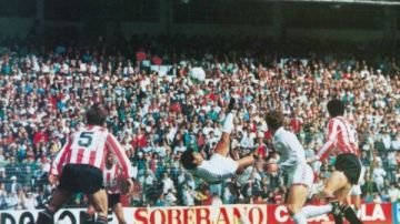 Hugo Sánchez consiguió uno de los goles más bellos en la historia del fútbol mundial