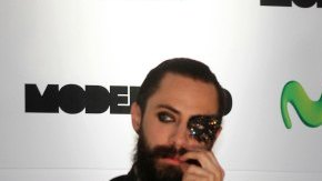 Bryan Amadeus, vocalista del grupo Moderatto y Justino Compeán, presidente de la Federación Mexicana de Fútbol (FMF)