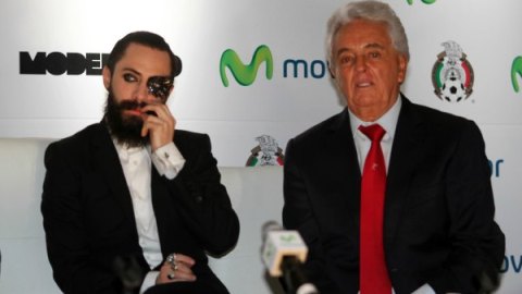 Bryan Amadeus, vocalista del grupo Moderatto y Justino Compeán, presidente de la Federación Mexicana de Fútbol (FMF)