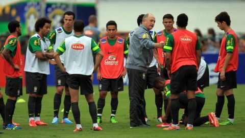 La selección de Brasil, dirigida por Luis Felipe Scolari (der.), inicia la Copa del Mundo el 12 de junio enfrentando a Croacia.