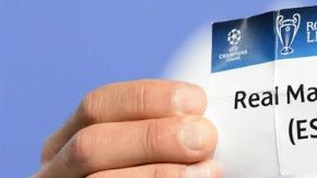 El exjugador Luis Figo e encargó de sacar los papelitos de la suerte