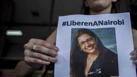 Una periodista muestra un afiche que exige la liberación de la colega de televisión Globovisión, Nairobi Pinto, en Caracas.