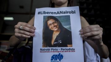 Una periodista muestra un afiche que exige la liberación de la colega de televisión Globovisión, Nairobi Pinto, en Caracas.