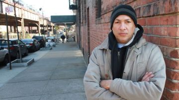 Damnificados por la tragedia en East Harlem, como Carlos Pérez,  se quejan de los lentos y complicados trámites que enfrentan para intentar recuperar lo que perdieron.