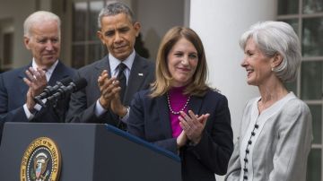 El presidente de EEUU, Barack Obama, agradeció la gestión de la renunciante secretaria de Salud, Kathleen Sebelius (derecha), quien se espera sea sustituida en la posición por Sylvia Mathews Burwell (centro).