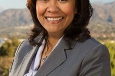La senadora estatal de California Norma Torres.