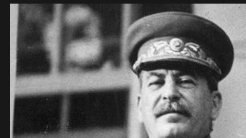 Stalin, al igual que muchos dictadores era mitómano, construyó grandes mentiras para consolidar su poder, y terminó creyéndolas, así como a sus propias conspiraciones.